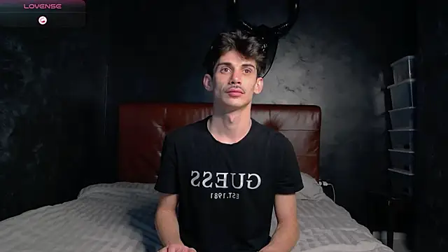 Snapshot of DanielCrush1 chatting on December 23, 1:47 am DanielCrush1 online show from December 23, 1:47 am