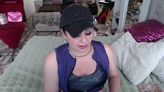 Snapshot of Myrnasexxx chatting on April 22, 9:05 pm Myrnasexxx online show from April 22, 9:05 pm