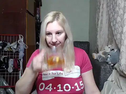 Snapshot of BustyBlond chatting on December 23, 3:01 pm BustyBlond online show from December 23, 3:01 pm