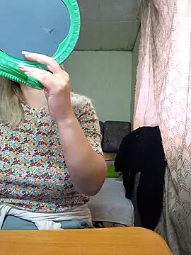 Snapshot of BustyBlond chatting on October 13, 4:12 am BustyBlond online show from October 13, 4:12 am