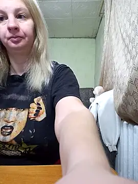 Snapshot of BustyBlond chatting on January 17, 4:39 am BustyBlond online show from January 17, 4:39 am