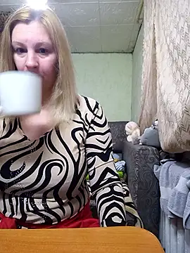 Snapshot of BustyBlond chatting on February 5, 4:39 am BustyBlond online show from February 5, 4:39 am