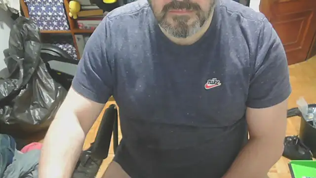 Snapshot of mikeyhotbear chatting on December 15, 5:42 pm mikeyhotbear online show from December 15, 5:42 pm