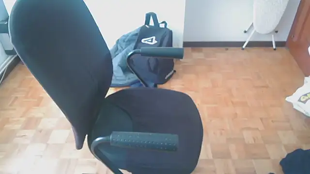 Snapshot of mikeyhotbear chatting on December 2, 10:31 am mikeyhotbear online show from December 2, 10:31 am