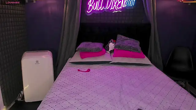 bull vixen2001 online show from September 18, 12:07 pm