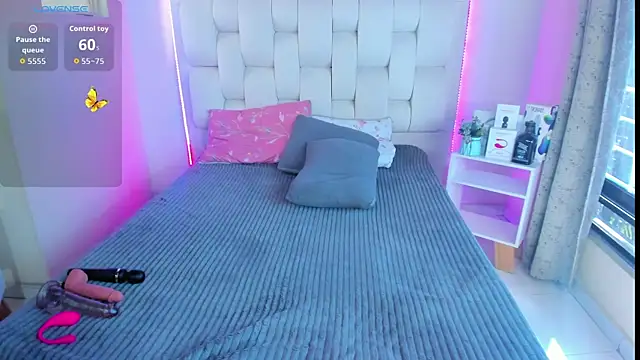 Snapshot of shanakendall chatting on October 1, 2:12 pm shanakendall online show from October 1, 2:12 pm