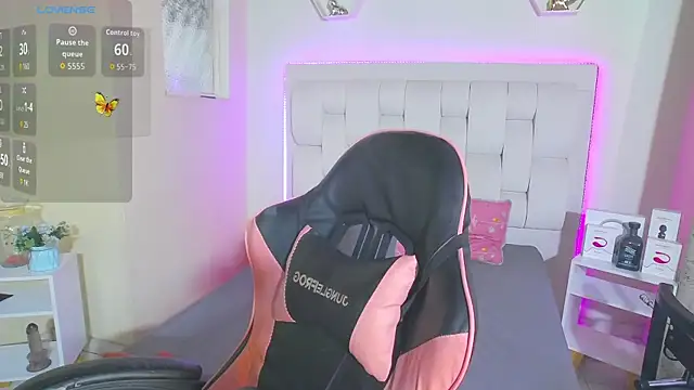 Snapshot of shanakendall chatting on October 21, 2:07 pm shanakendall online show from October 21, 2:07 pm