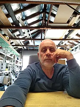 Snapshot of guywifi chatting on September 20, 3:18 am guywifi online show from September 20, 3:18 am