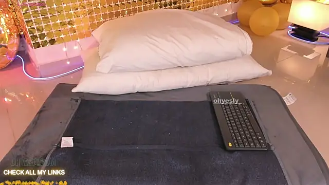 ohyesly  online show from May 15, 9:16 am