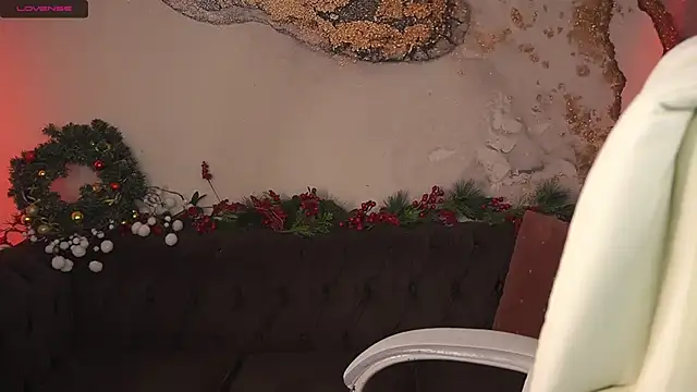 Snapshot of Daphne_Moss chatting on December 19, 9:17 pm Daphne Moss online show from December 19, 9:17 pm