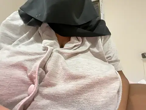 Snapshot of Submissive_Arab chatting on April 6, 12:17 pm Submissive Arab online show from April 6, 12:17 pm