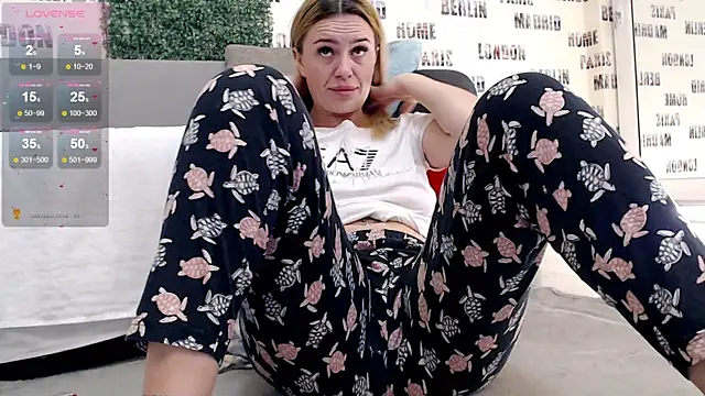 Snapshot of sweetdaiana23 chatting on March 10, 12:40 am sweetdaiana23 online show from March 10, 12:40 am