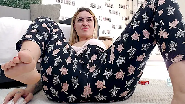 Snapshot of sweetdaiana23 chatting on March 22, 3:41 am sweetdaiana23 online show from March 22, 3:41 am