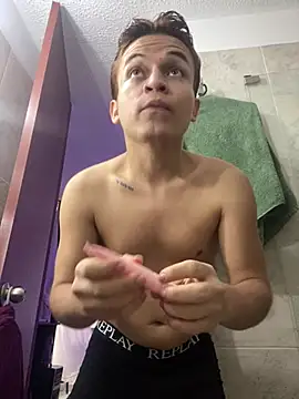 Snapshot of Leon_Wild chatting on March 27, 10:20 pm Leon Wild online show from March 27, 10:20 pm