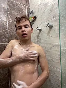 Snapshot of Leon_Wild chatting on April 7, 2:17 pm Leon Wild online show from April 7, 2:17 pm