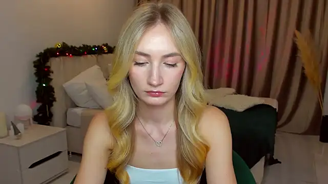 Snapshot of bella__rose chatting on December 11, 12:12 pm bella rose online show from December 11, 12:12 pm
