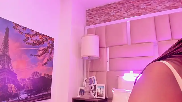 ShaniaBrownn online show from May 7, 7:41 pm