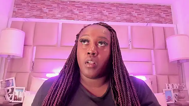ShaniaBrownn online show from May 11, 7:33 pm