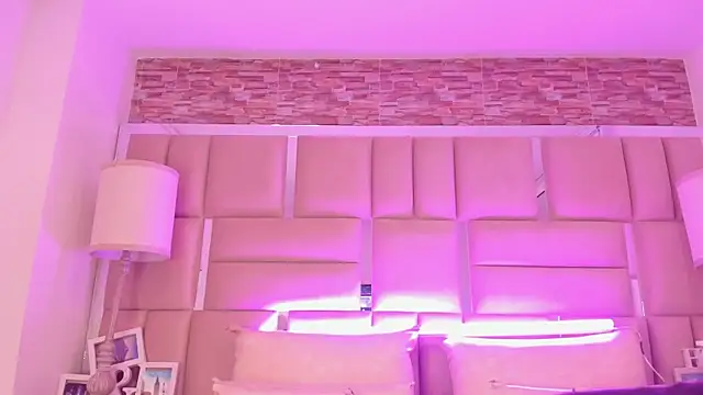 ShaniaBrownn online show from May 12, 7:33 pm