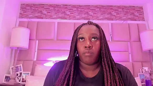 ShaniaBrownn online show from May 13, 7:33 pm