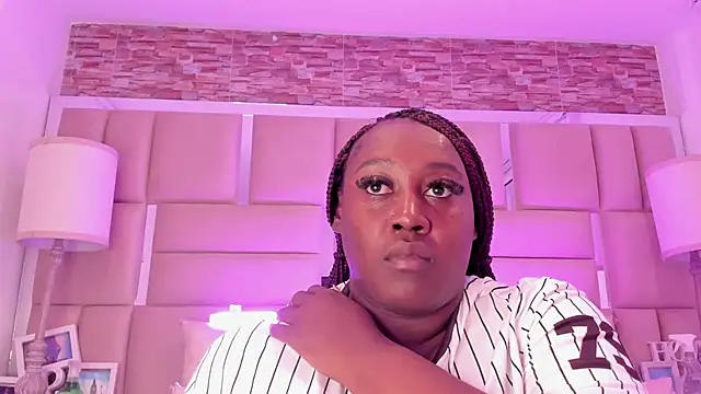 ShaniaBrownn online show from May 15, 7:43 pm