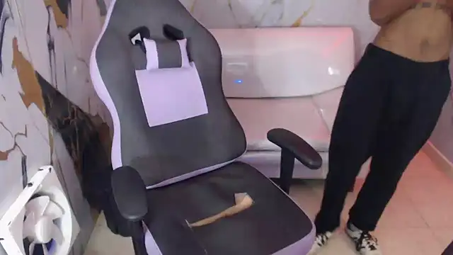 Snapshot of ManSant chatting on October 30, 1:34 pm ManSant online show from October 30, 1:34 pm