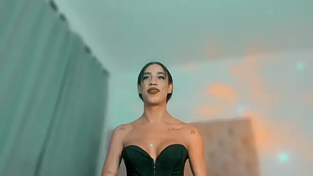 Snapshot of KatalinaMillan chatting on February 17, 1:46 am KatalinaMillan online show from February 17, 1:46 am