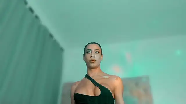 Snapshot of KatalinaMillan chatting on February 20, 12:07 am KatalinaMillan online show from February 20, 12:07 am