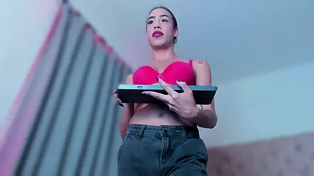 Snapshot of KatalinaMillan chatting on March 1, 5:31 am KatalinaMillan online show from March 1, 5:31 am