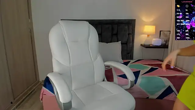 Snapshot of lucia_s1 chatting on February 11, 11:10 am lucia s1 online show from February 11, 11:10 am