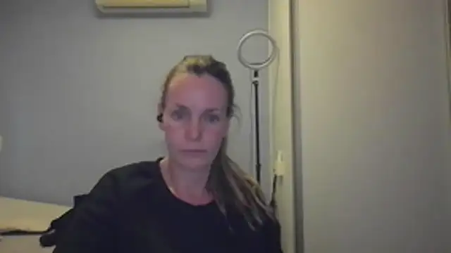 Snapshot of Annylove1 chatting on November 17, 12:16 am Annylove1 online show from November 17, 12:16 am