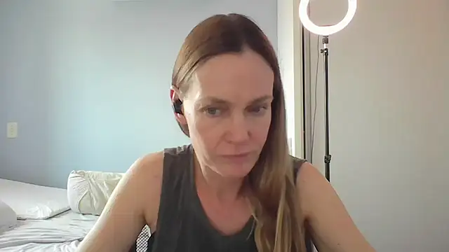 Snapshot of Annylove1 chatting on December 22, 3:53 pm Annylove1 online show from December 22, 3:53 pm