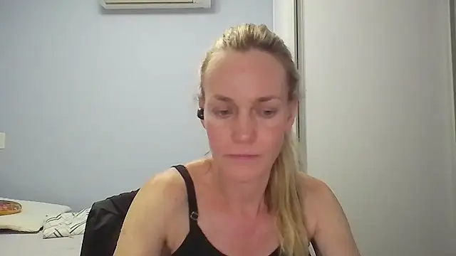 Snapshot of Annylove1 chatting on January 8, 12:24 am Annylove1 online show from January 8, 12:24 am