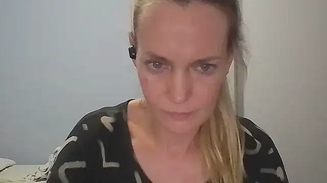 Snapshot of Annylove1 chatting on February 4, 12:16 am Annylove1 online show from February 4, 12:16 am