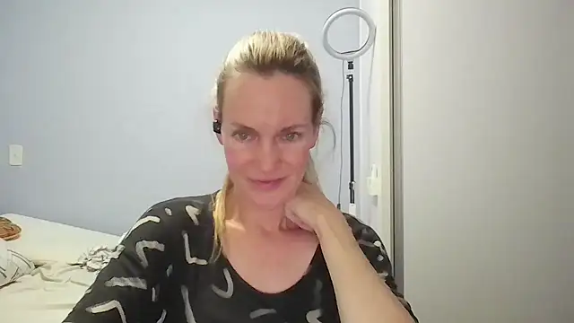 Snapshot of Annylove1 chatting on February 9, 12:25 am Annylove1 online show from February 9, 12:25 am