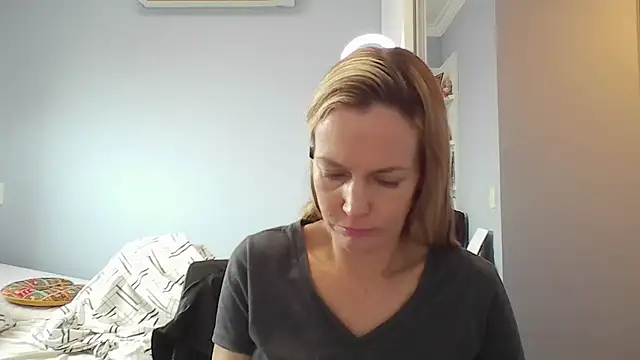 Snapshot of Annylove1 chatting on February 10, 10:52 am Annylove1 online show from February 10, 10:52 am