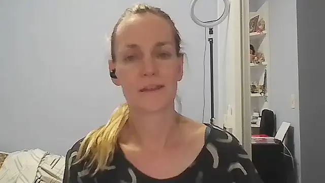 Snapshot of Annylove1 chatting on February 11, 12:15 am Annylove1 online show from February 11, 12:15 am