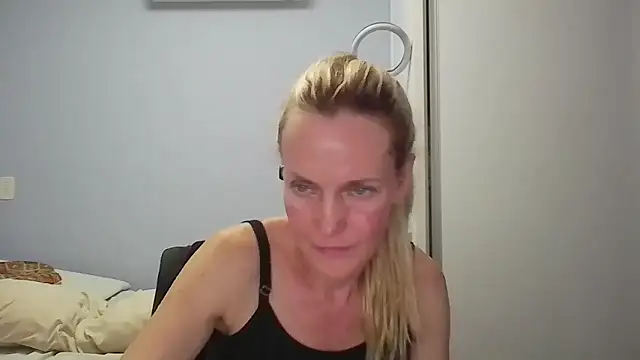 Snapshot of Annylove1 chatting on February 16, 12:07 am Annylove1 online show from February 16, 12:07 am