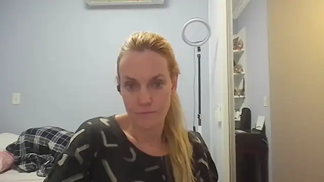 Annylove1 online show from May 4, 12:06 am