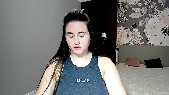 Snapshot of Roxie_Bradley chatting on February 19, 7:37 am Roxie Bradley online show from February 19, 7:37 am