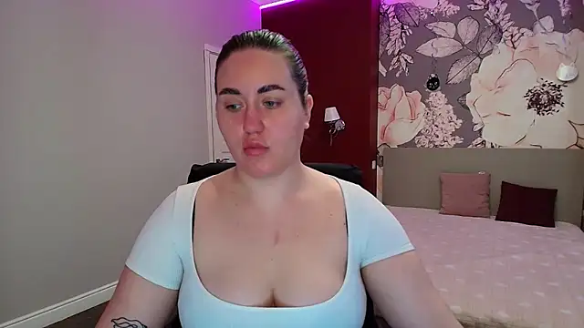 Snapshot of Roxie_Bradley chatting on March 28, 6:57 am Roxie Bradley online show from March 28, 6:57 am