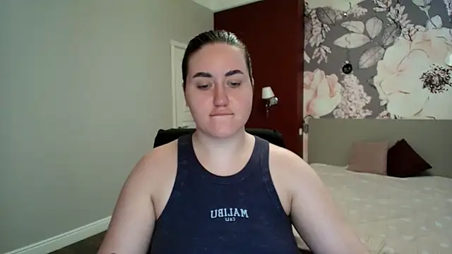 Snapshot of Roxie_Bradley chatting on April 7, 5:41 am Roxie Bradley online show from April 7, 5:41 am