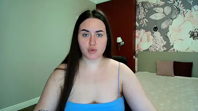 Snapshot of Roxie_Bradley chatting on April 9, 5:40 am Roxie Bradley online show from April 9, 5:40 am
