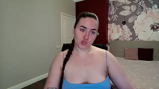 Snapshot of Roxie_Bradley chatting on April 10, 5:45 am Roxie Bradley online show from April 10, 5:45 am