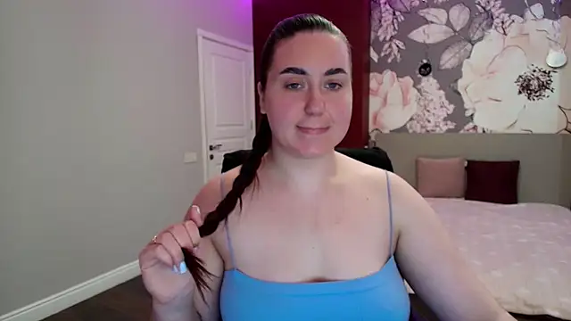 Snapshot of Roxie_Bradley chatting on April 11, 7:45 am Roxie Bradley online show from April 11, 7:45 am