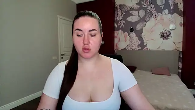 Snapshot of Roxie_Bradley chatting on April 17, 6:16 am Roxie Bradley online show from April 17, 6:16 am