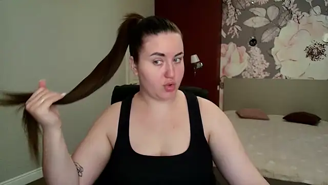 Snapshot of Roxie_Bradley chatting on April 24, 5:43 am Roxie Bradley online show from April 24, 5:43 am