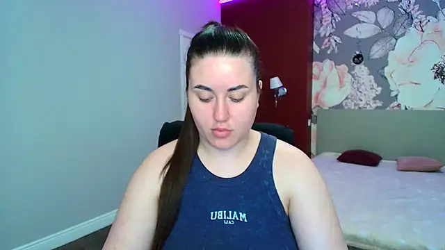 Snapshot of Roxie_Bradley chatting on May 1, 5:56 am Roxie Bradley online show from May 1, 5:56 am