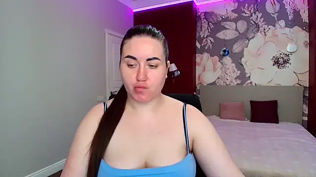 Snapshot of Roxie_Bradley chatting on May 4, 5:36 am Roxie Bradley online show from May 4, 5:36 am