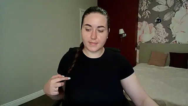 Snapshot of Roxie_Bradley chatting on May 13, 5:49 am Roxie Bradley online show from May 13, 5:49 am